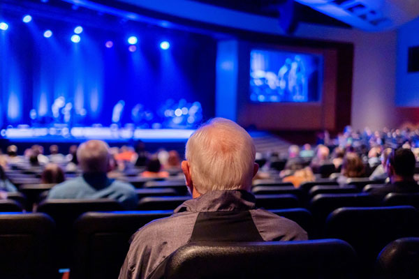 caleb-oquendo-theater-audience-and-live-performance-atmosphere