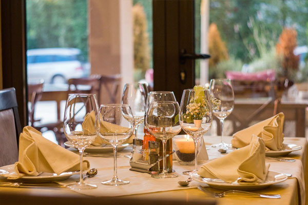 elegante-restaurant-tischdekoration
