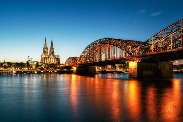 lolner-dom-und-hohenzollernbrucke-zur-blauen-stunde