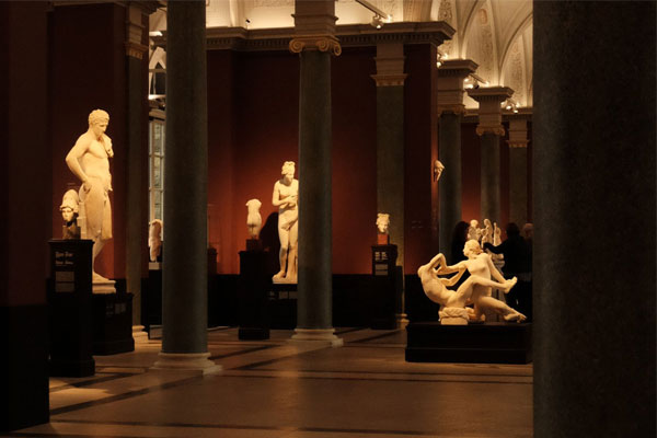 skulpturengalerie-in-einem-dresdner-museum