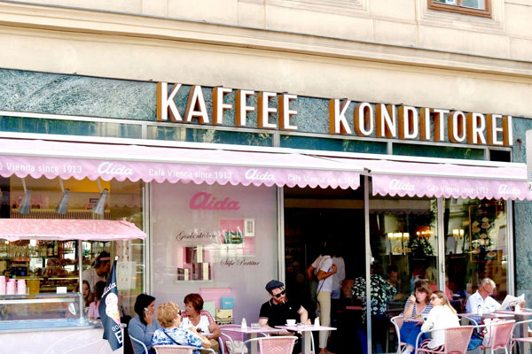 wiener-kaffeehaus-und-cafe-kultur-als-eleganter-treffpunkt